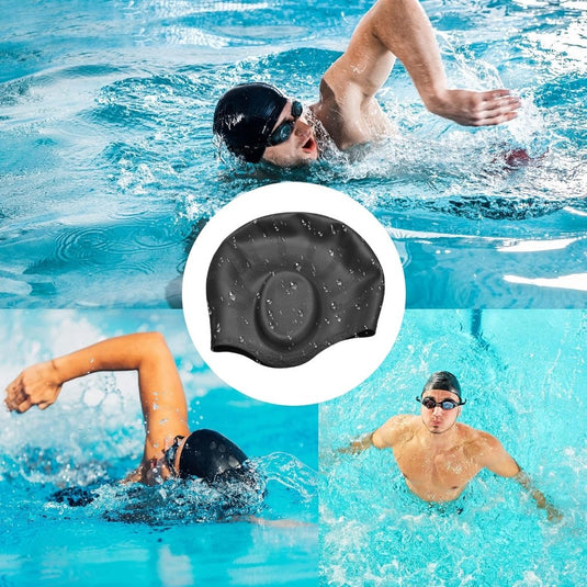 Zwemmers in actie met verschillende zwemstijlen en uitrusting, zoals een zwembril en een 3D siliconen badmuts.