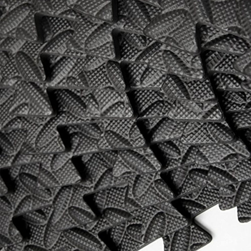 Laad afbeelding in Galerijviewer, Een close-up van een zwarte mat met een patroon erop, die vloerbeschermingspuzzelmatten biedt voor fitnessapparaten.
