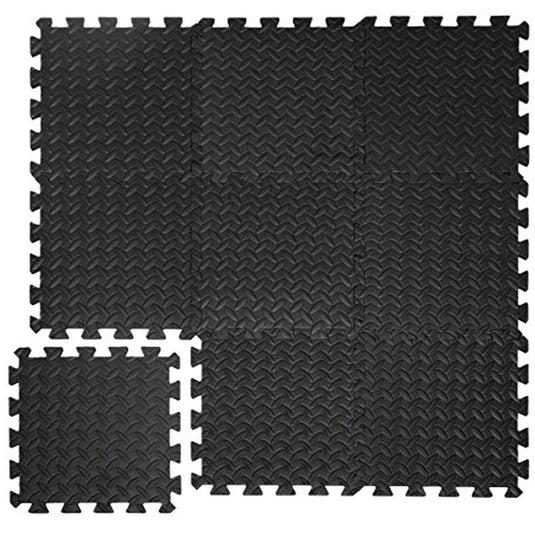 Een set zwarte matten met ruitpatroon voor vloerbescherming.