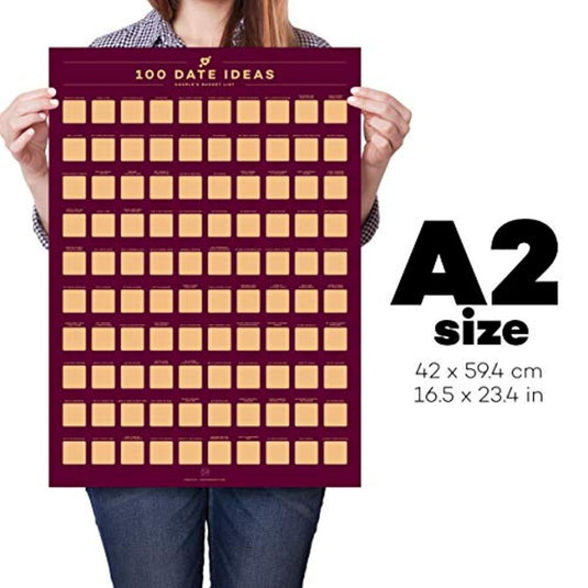 Een persoon die een grote A2-formaat vasthoudt Ontdek 100 afspraakjes met de romantische krasposter-poster met de titel "100 afspraakideeën" met talloze kleine lege vierkantjes om af te krabben.