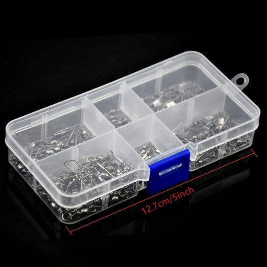 Een doorzichtige plastic doos gevuld met verschillende haken, waaronder Upgrade jouw viservaring met hengelwervels met kogellagers.