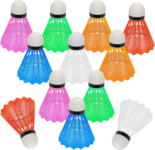 Een groep plastic badmintonshuttles: de perfecte keuze voor recreatief gebruik op een witte achtergrond die hun veelzijdigheid in verschillende spellen laat zien.