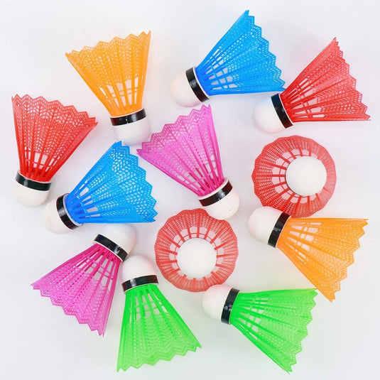 Kleurrijke plastic badmintonshuttles: de perfecte keuze voor recreatief gebruik brengen precisie in het spel, gepresenteerd tegen een witte achtergrond.