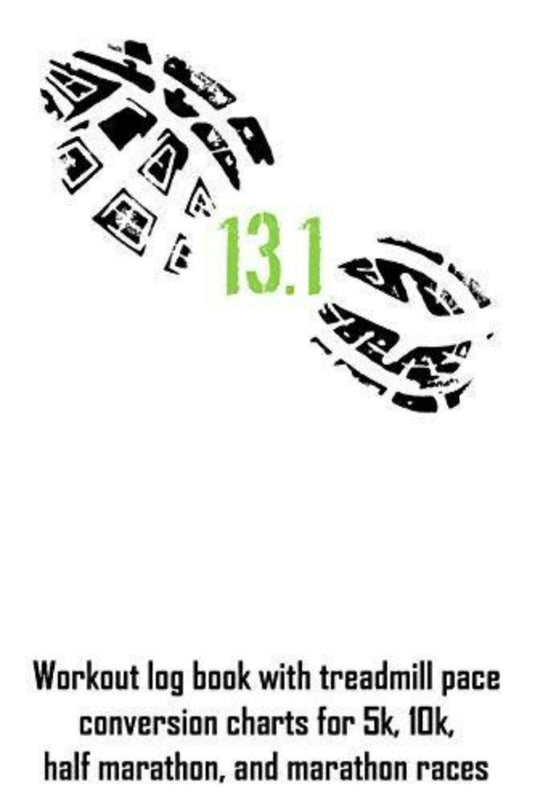 Boekomslag met schoenprintontwerpen, met "13.1" in groot lettertype, met als ondertitel "13.1: trainingslogboek met conversiegrafieken voor loopbandtempo voor 5 km, 10 km, halve marathon en marathonraces.