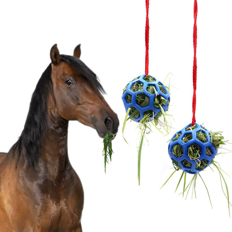 Laad afbeelding in Galerijviewer, Een bruin paard dat naar hooi reikt in twee blauwe bolvormige paardentraktatiebal voor stressvermindering en paarden speelgoed tegen verveling, hangend aan rode touwen tegen een witte achtergrond.
