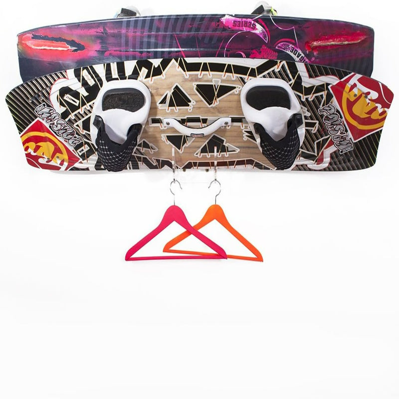 Load image into Gallery viewer, Verrijk ruimte jouw met ons skateboardrek voor een snowboard hangend aan een hanger met een skibril.
