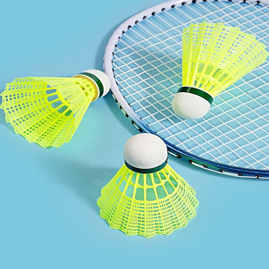 Drie Transformeer je badmintonshuttles op een blauwe achtergrond, perfect voor hand-oog coördinatie tijdens slagtraining.