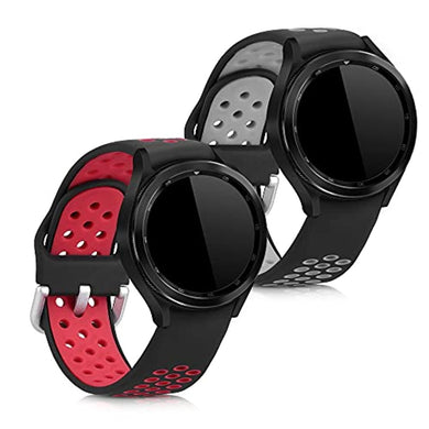 Twee Samsung Galaxy Watch 4 Classics met zwarte behuizing van TPU-materiaal en geperforeerde banden, één met een rode onderkant, weergegeven tegen een witte achtergrond.