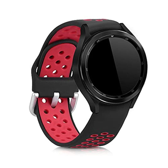 Een smartwatch met een zwarte kast en een zwart-rode geperforeerde band van TPU-materiaal, weergegeven op een witte achtergrond. Transformeer de look van je Samsung Galaxy Watch 4 Classic met de Samsung horlogebandjesset.