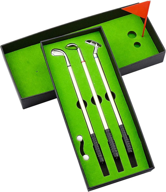 Een praktische en decoratieve "Elegantie en plezier met de Mini Golf Pen Set", bestaande uit drie golfclubs, netjes verpakt in een geschenkverpakking.