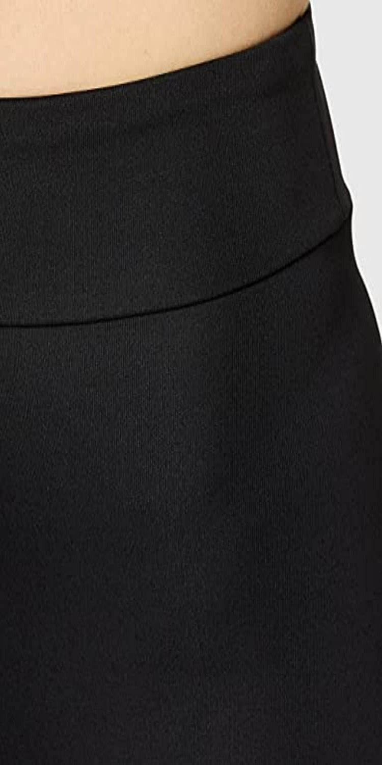 Laad afbeelding in Galerijviewer, Close-up van een zwarte, elastische tailleband van de Ervaar sportlegging voor dames op een persoon, waarbij de nadruk ligt op de textuur en pasvorm rond het middengedeelte.
