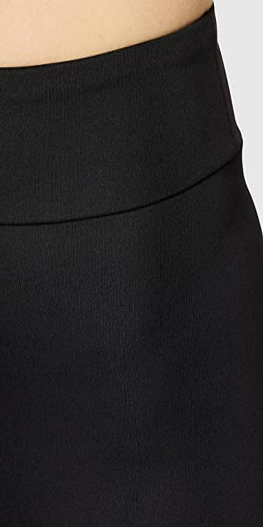 Close-up van een zwarte, elastische tailleband van de Ervaar sportlegging voor dames op een persoon, waarbij de nadruk ligt op de textuur en pasvorm rond het middengedeelte.