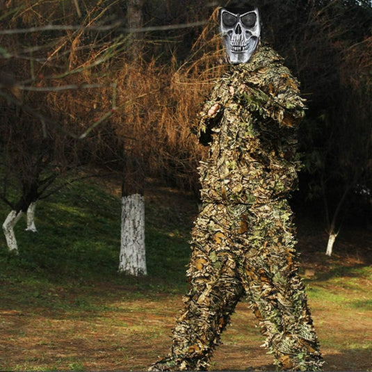 Een man in het Ontdek jouw ultieme camouflagepak - Ghilliekostuum: het perfecte verborgen wapen! in een park staan.