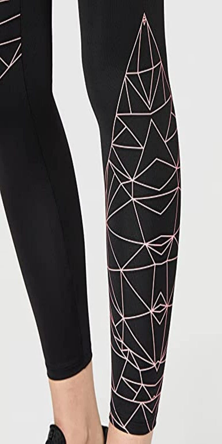 Load image into Gallery viewer, Close-up van de benen van een vrouw in het zwart Ervaar comfort en stijl met onze sportlegging voor dames met een geometrisch wit en roze lijnontwerp op één been.
