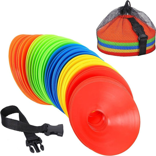 Een set kleurrijke plastic trainingshoedjes gemaakt van PE-materiaal op een witte achtergrond, wat een hoge zichtbaarheid biedt.