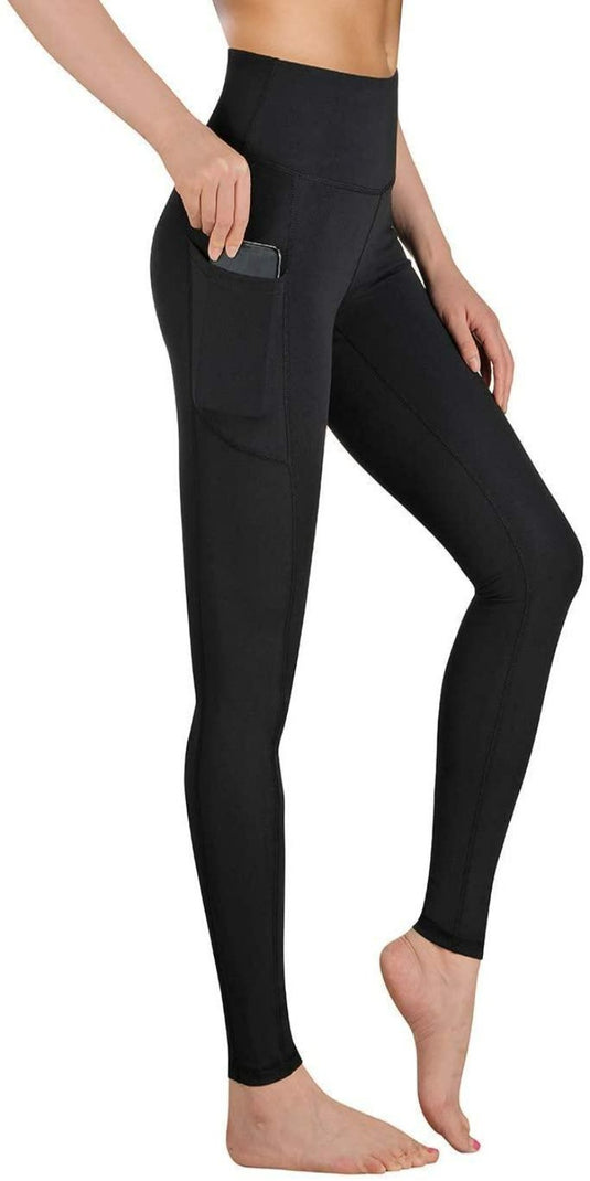 Een vrouw die een zwarte legging draagt met een comfortabele hoge tailleband met onze "Ervaar luxe comfort en stijl met onze yoga broek met zakken!