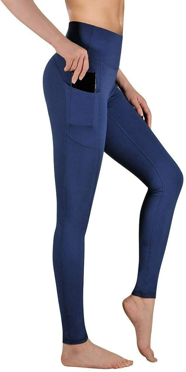 Load image into Gallery viewer, Zin met productnaam: Vrouw in blauwe yogabroek met zakken kruist een smartphone in een zijvak, alleen benen en onderlichaam zijn zichtbaar.
