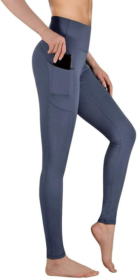 Vrouw in Ervaar luxe comfort en stijl met onze yogabroek met zakken en hoge tailleband, staat op één om de pasvorm en functionaliteit van de legging te hebben.