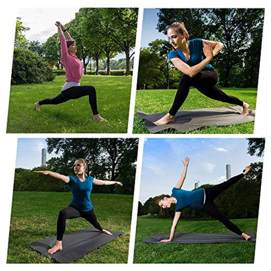 Vier foto's van een vrouw die comfortabel yoga doet in een park, gekleed in Ervaar luxe comfort en stijl met onze yogabroek met zakken!.
