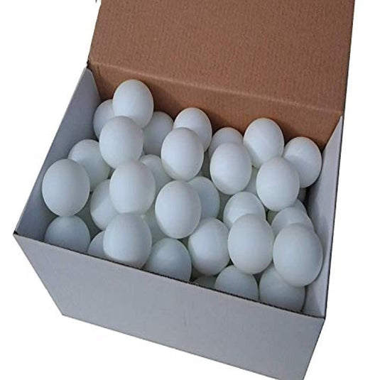 Witte eieren in een doosje op een witte achtergrond, omringd door Verhoog je plezier met onze hoogwaardige pingpongballen!.