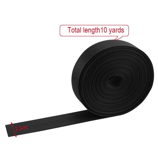 Een opgerolde zwarte riem gemaakt van Ontdek de veelzijdigheid van deze steekgesp rugzakband met annotaties die een breedte van 2,5 cm en een totale lengte van 10 yards weergeven.