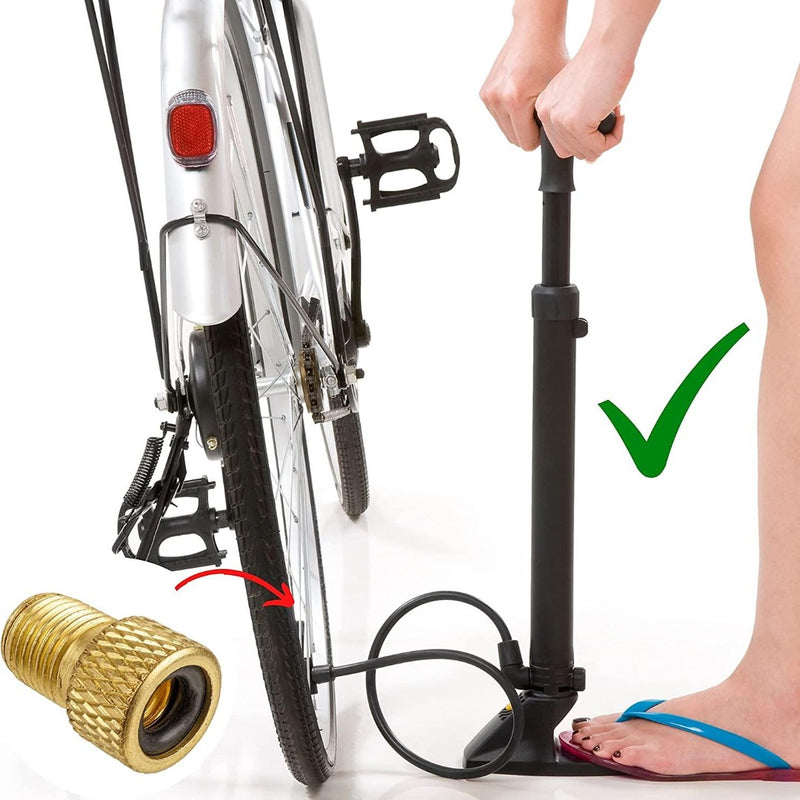Laad afbeelding in Galerijviewer, Een vrouw staat naast een fiets met een pomp eraan en is de fietsbanden aan het oppompen met Verbeter je fietservaring met onze handige fietsventiel adapters.
