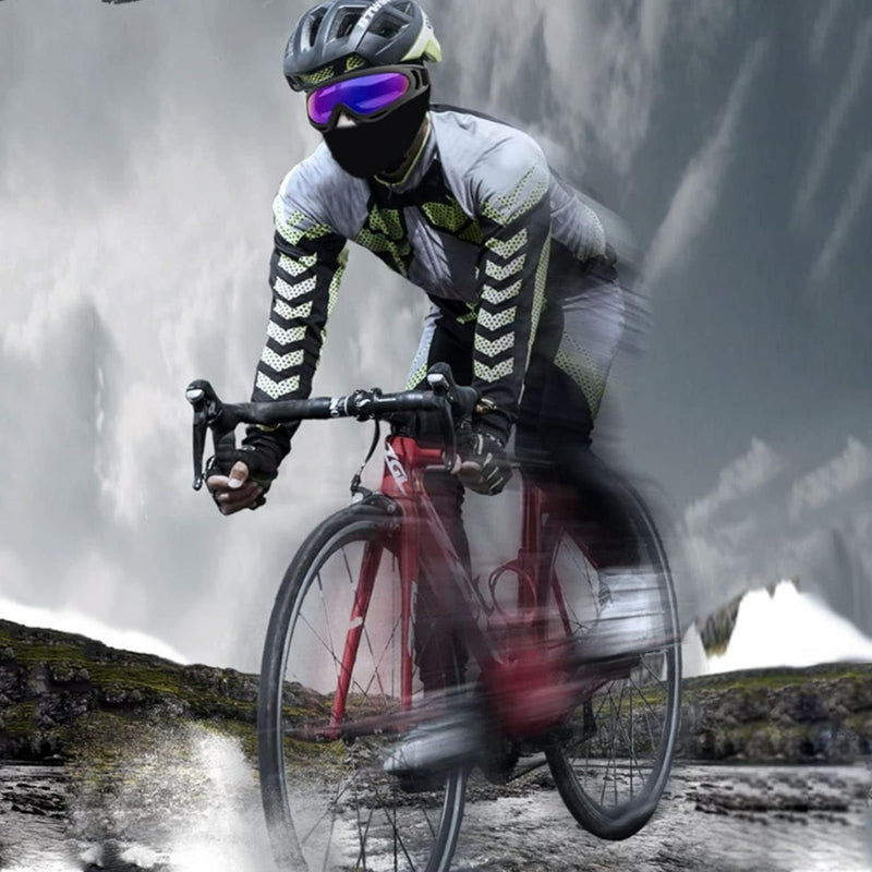 Laad afbeelding in Galerijviewer, Een man fietst in de regen en draagt Ontdek de ultieme skibrillen voor wintersport!.
