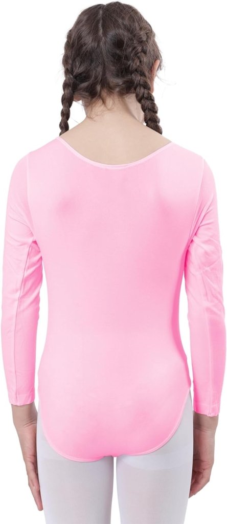 Load image into Gallery viewer, Vrouw draagt een roze balletshirt met lange mouwen voor meisjes, gezien vanaf de achterkant, perfect voor optredens.
