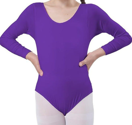 Vrouw draagt een paars Balletshirt voor meisjes Dans met elegantie en comfort met lange mouwen en witte legging.
