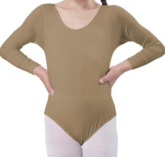 Vrouw draagt een olijfgroen Balletshirt voor meisjes met lange mouwen en witte legging voor danslessen.