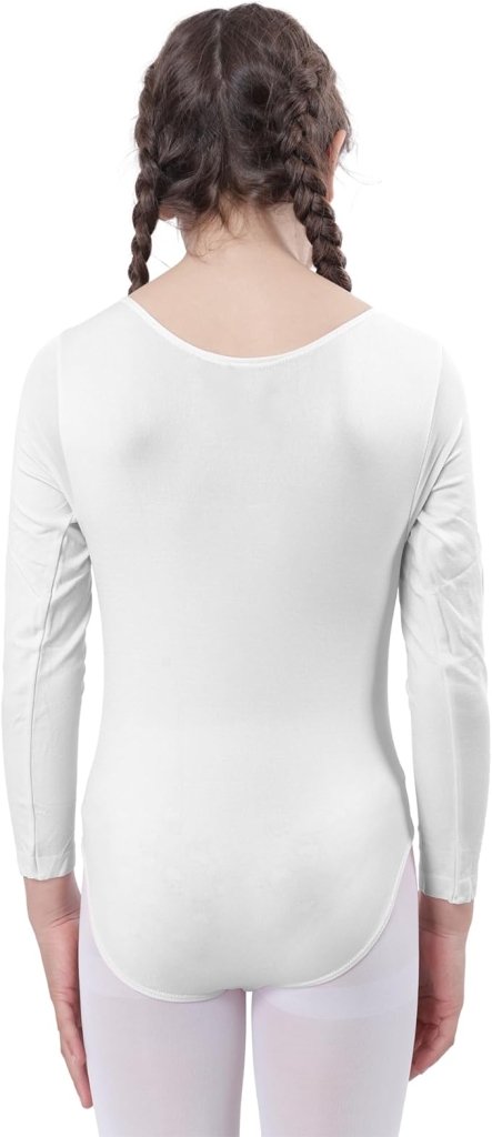 Vrouw draagt een witte lange mouwen Balletshirt voor meisjes: Dans met elegantie en comfort!, vanaf de achterkant bekeken.