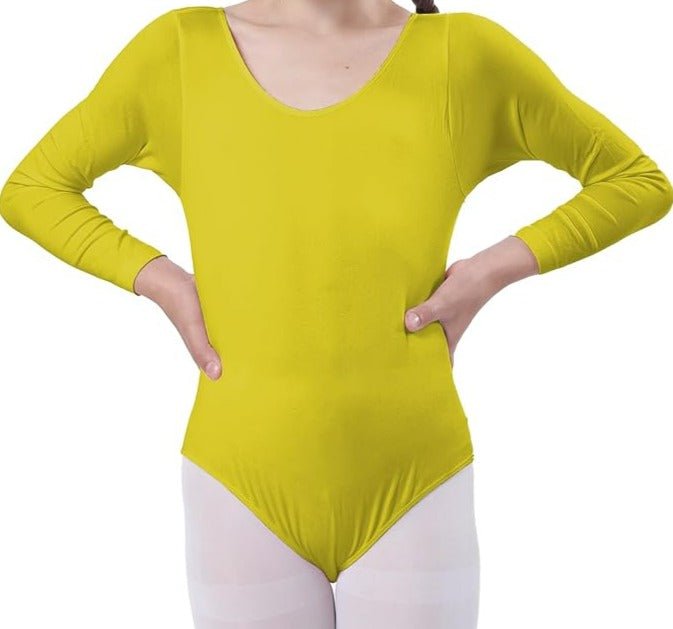 Laad afbeelding in Galerijviewer, Vrouw draagt een geel balletshirt met lange mouwen voor meisjes met witte broek, perfect voor optredens en danslessen.

