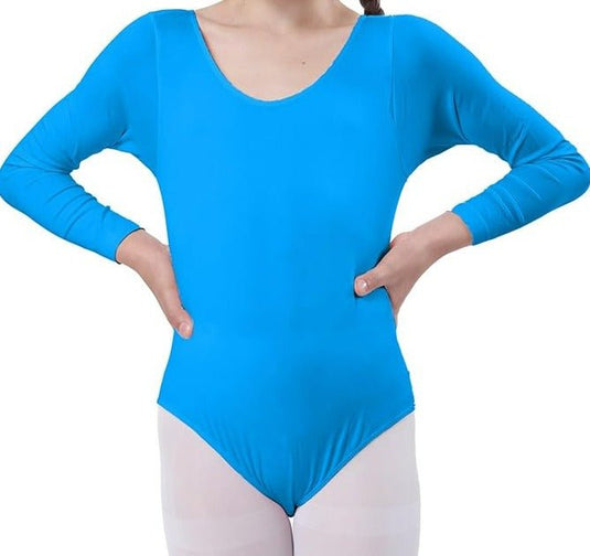 Een persoon die een blauwe lange mouwen draagt "Dans met elegantie en comfort!" met een v-halslijn, gecombineerd met witte leggings voor optredens.