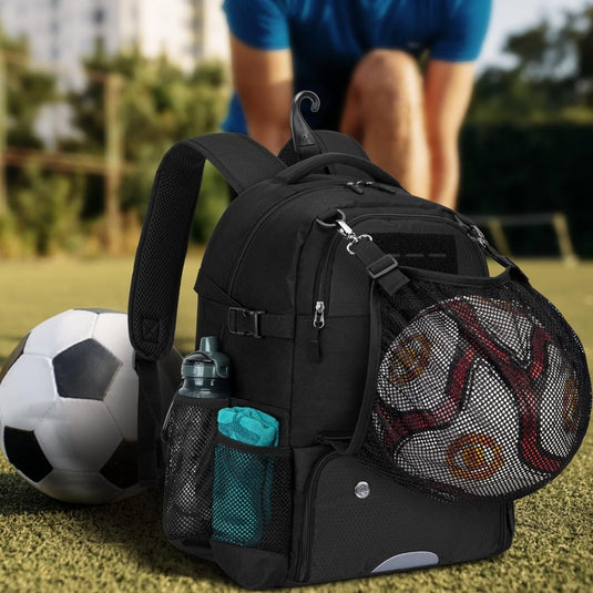 Balrugzak: Alles wat je nodig hebt voor je volgende game met een voetbal en waterfles, op een veld met een vervaagde achtergrond van een persoon.