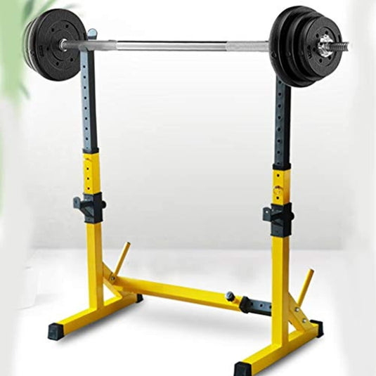 Een geel Squat rack voor krachttraining: Til je training naar een hoger niveau! met een barbell voor krachttraining en veilige squats.