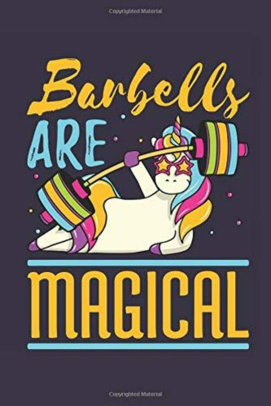 Illustratie van een eenhoorn die een halter optilt, met de uitdrukking "Barbells Are Magical" in kleurrijke letters op een donkere achtergrond, ontworpen als de perfecte fitnessgenoot.
