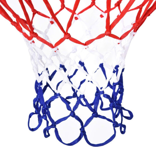 Close-up van een basketbalnet voor thuis en buiten met rode, witte en blauwe kleuren tegen een witte achtergrond.
