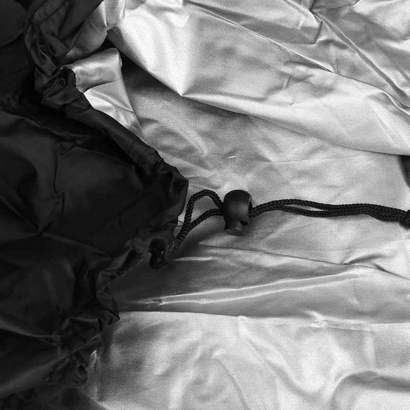 Laad afbeelding in Galerijviewer, Zwart-wit afbeelding met de gedetailleerde textuur van een waterdicht roeimachinehoes-kledingstuk met trekkoord en sluiting.
