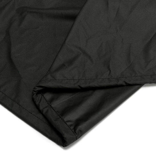 Close-up van een zwarte, Bescherm je roeimachine tegen weersinvloeden met deze waterdichte roeimachinehoes stof met zichtbare plooien en genaaide zomen, wat een kledingstuk of textieldetail suggereert.