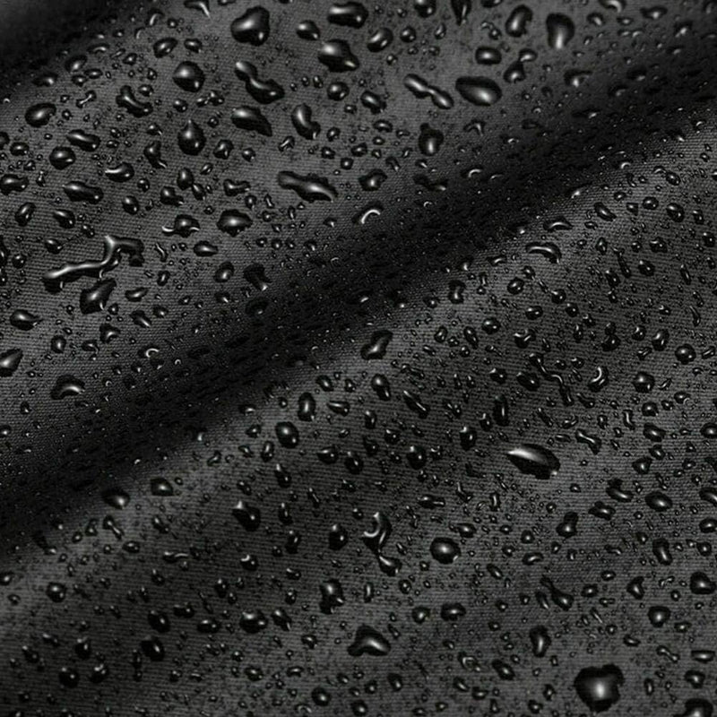 Laad afbeelding in Galerijviewer, Close-up van waterdruppels op een zwart, gestructureerd oppervlak, waardoor een glanzende en gedetailleerde Bescherm je roeimachine tegen weersinvloeden ontstaat met deze waterdichte roeimachinehoes look.
