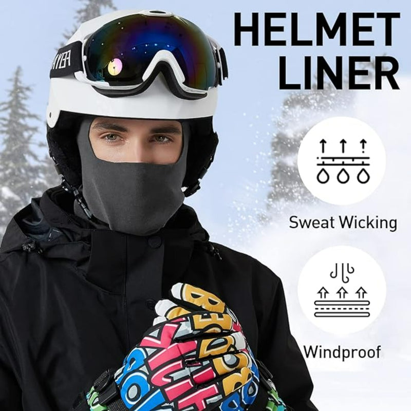 Laad afbeelding in Galerijviewer, Tegen een besneeuwde achtergrond draagt een persoon de &quot;Blijf warm en comfortabel in de kou met deze bivakmuts&quot; met ski-uitrusting, waarbij de &quot;Sweat Wicking&quot; en &quot;Windproof&quot; eigenschappen worden benadrukt voor optimaal comfort en prestaties tijdens buitenactiviteiten.
