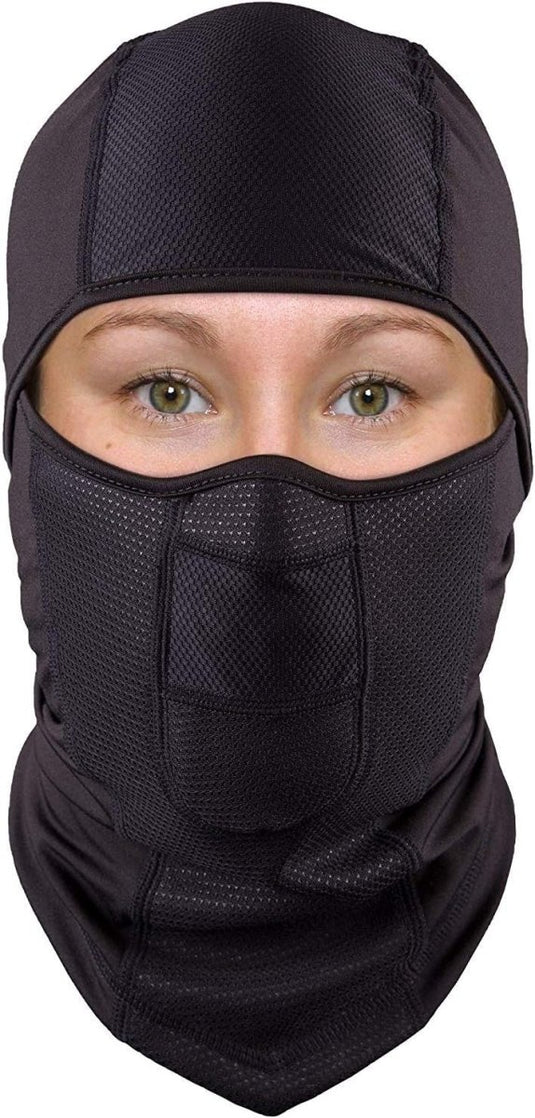 Een persoon die een Blijf warm en comfortabel draagt tijdens je winteractiviteiten met onze multifunctionele bivakmuts die het hele gezicht bedekt, behalve de ogen, die zijn zichtbaar. Het masker is voorzien van een ademend gaaspaneel bij de mond.