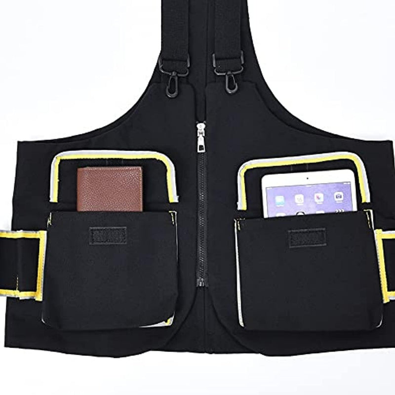 Laad afbeelding in Galerijviewer, Zwart multifunctioneel vest met diverse zakken met daarin een smartphone, portemonnee en tablet, weergegeven op een effen achtergrond. Voorzien van een Anti-diefstal borsttas voor fitness voor verbeterde veiligheid.
