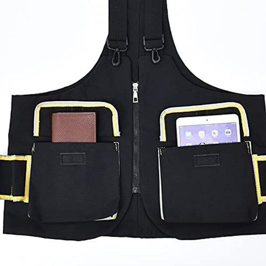 Zwart multifunctioneel vest met diverse zakken met daarin een smartphone, portemonnee en tablet, weergegeven op een effen achtergrond. Voorzien van een Anti-diefstal borsttas voor fitness voor verbeterde veiligheid.