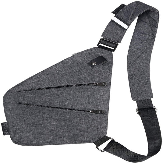 Een multifunctionele grijze slingbag met een verstelbare riem en een waterdichte buitenkant.