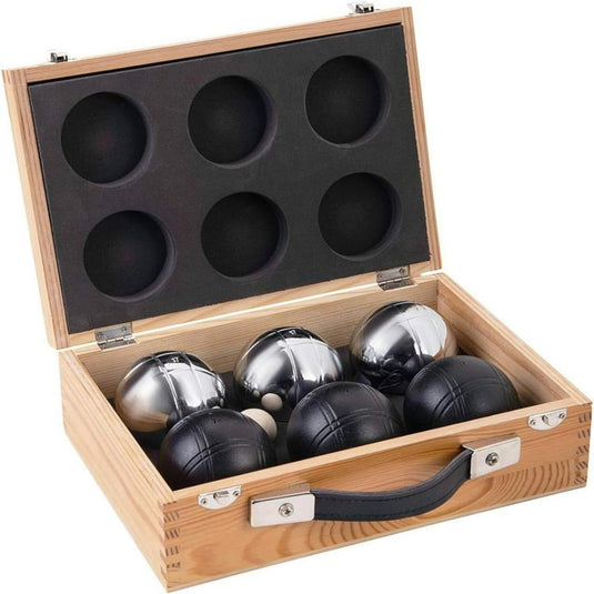Een set Ervaar petanqueballen, netjes gerangschikt in een houten draagtas met een grijs schuimrubberen inzetstuk en metalen sluitingen.