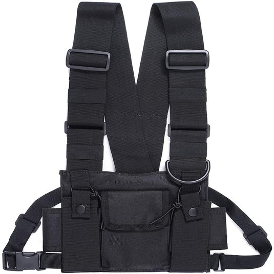 Zwarte Crossbody tas voor sport met meerdere zakjes en verstelbare bandjes, gemaakt van waterbestendig materiaal, geïsoleerd op een witte achtergrond.