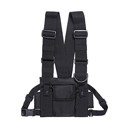 Een zwarte Crossbody tas voor sport met verstelbare schouderbanden en twee bandjes eraan.