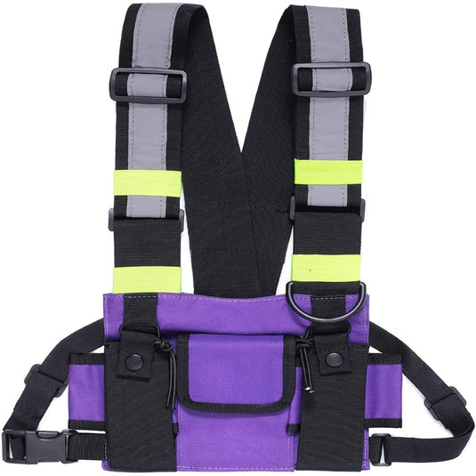 Veiligheidsharnas met reflecterende banden en een paarse Crossbody tas voor sport met meerdere zakken en clips, gemaakt van waterafstotend materiaal.