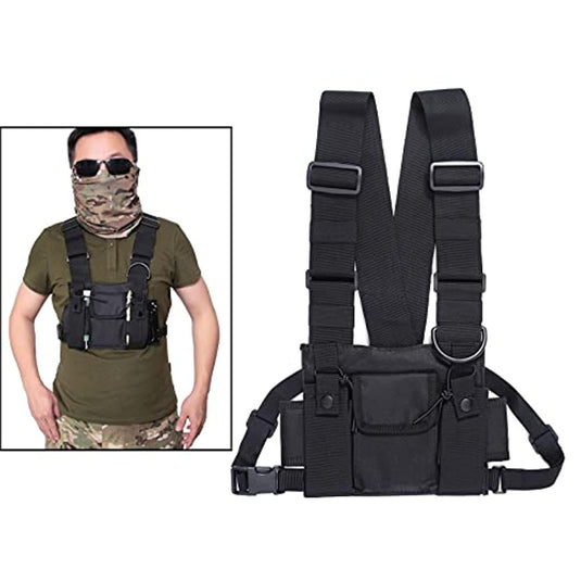 Een man in militaire kledij met een Crossbody tas voor sport gemaakt van waterafstotend materiaal, gecombineerd met een geïsoleerde afbeelding van het vest met meerdere buidels en verstelbare bandjes.